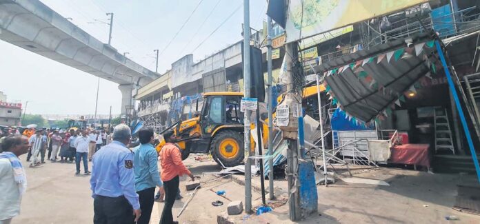 సికింద్రాబాద్ రైల్వేస్టేషన్ వద్ద ఫుట్పాత్ ఆక్రమణల తొలగింపు
