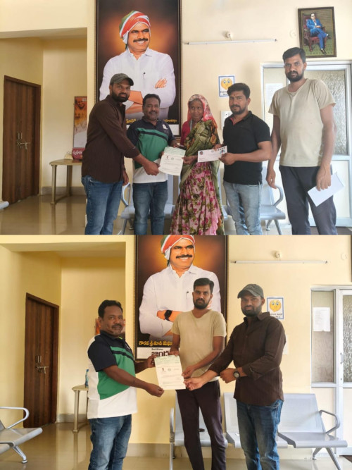 సీఎంఆర్ఎఫ్ చెక్కులు పంపిణీ