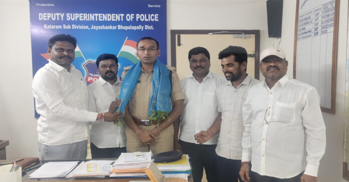 డిఎస్పీని కలిసిన టిప్పర్ అసోసియేషన్ కమిటీ