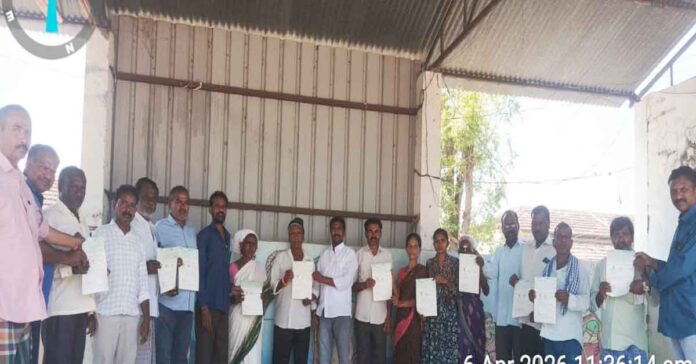 ముఖ్యమంత్రి సహాయనిధి చెక్కులను అందజేసిన సర్పంచ్