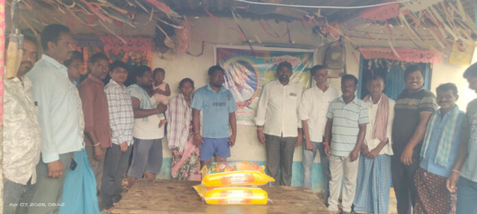 మృతుని కుటుంబానికి సర్పంచ్ శ్రీనివాస్ చేయుత.!