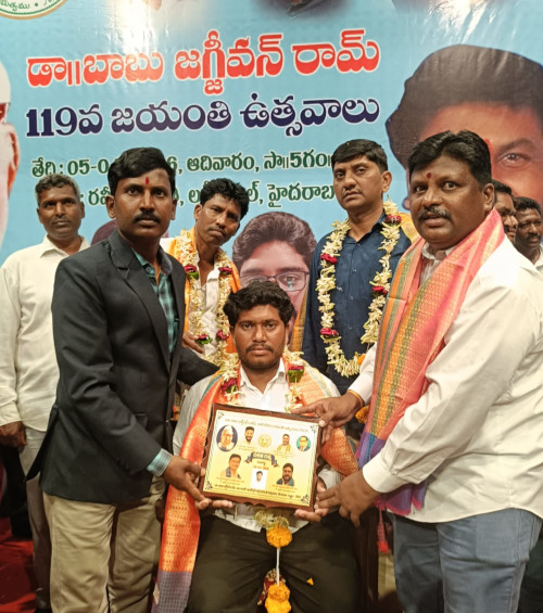 దళిత రత్న అవార్డు అందుకున్న గాడేకర్ పరశురామ్ మాంగ్