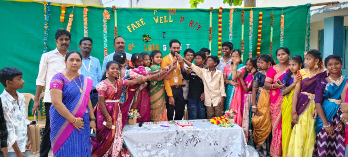 కోలాహలంగా 8వ తరగతి విద్యార్థులకు వీడ్కోలు