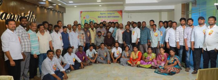 హోంగార్డ్ కుటుంబానికి రూ.34 లక్షల ప్రమాద బీమా చెక్కు అందజేత