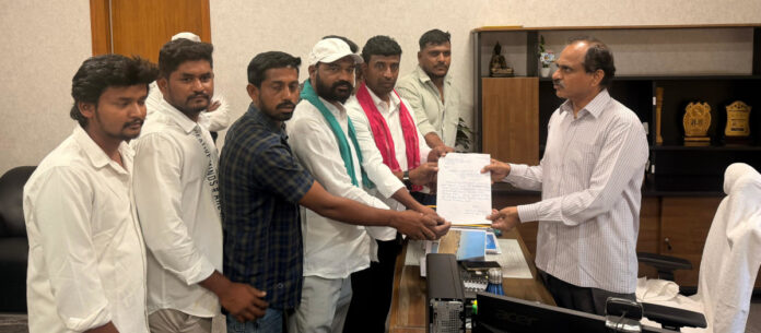 వరి కొనుగోలు కేంద్రాల కోసం రైతుల వినతి