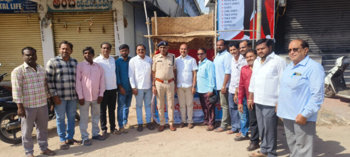 చలివేంద్రాన్ని ప్రారంభించిన ఏసీపీ