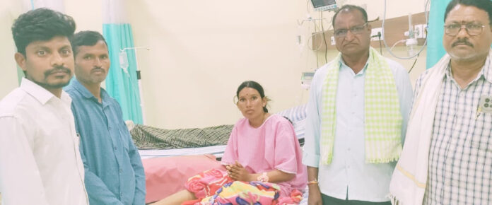 పాము కాటుకు గురైన మహిళను పరామర్శించిన సర్పంచ్