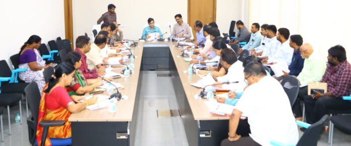 భూభారతిపై సమీక్ష నిర్వహించిన కలెక్టర్