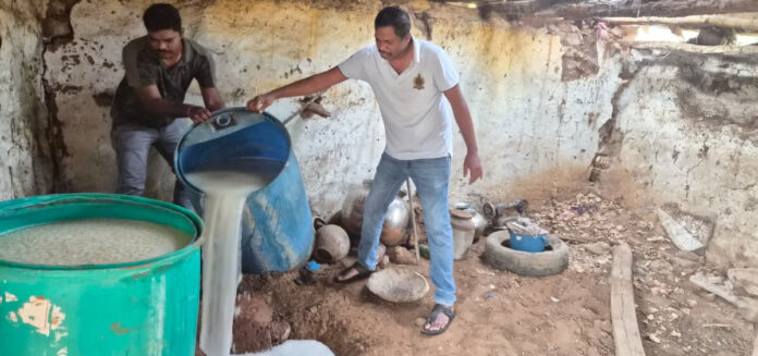 గుడుంబా స్థావరాలపై పోలీసుల మెరుపు దాడులు