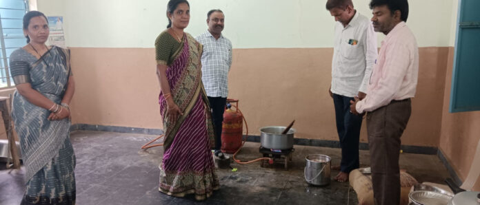 మధ్యాహ్నం భోజనం మెనూ అమలు చేయాలి