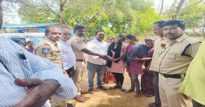 హోమ్ గార్డ్ కుటుంబానికి ఎస్సై కృష్ణదేవ ఆర్థిక సాయం