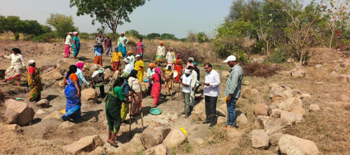 ఫామ్ పాండ్ పనులు పరిశీలించిన ఎంపీడీవో శ్రీనివాస్