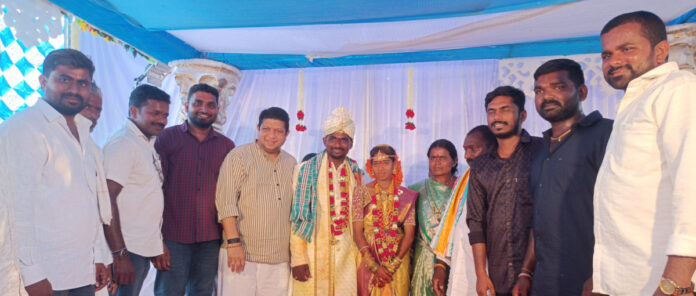 నూతన దంపతులను ఆశీర్వదించిన దుద్దిళ్ల శీనుబాబు