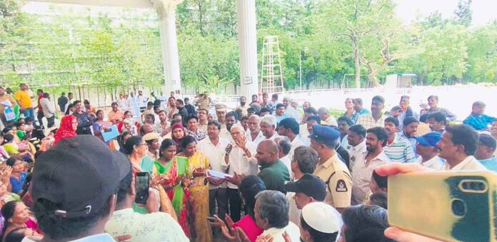 డబుల్ షాపుల వేలంపాట ఆపాలి