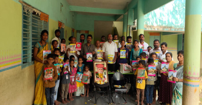 విద్యార్థులకు నోటుబుక్కులు పెన్నులు పెన్సిళ్లు బిస్కెట్లు పంపిణీ