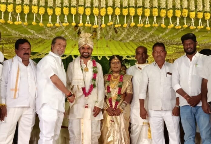 నూతన వధూవరులను ఆశీర్వదించిన ఆరోగ్యశాఖ మంత్రి