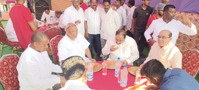 Political entertainment at the dinner..