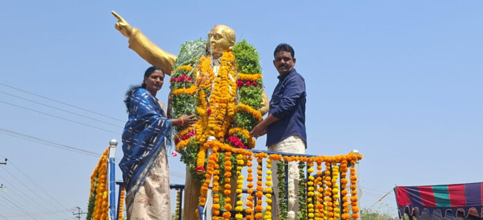 గజమాలతో అంబేద్కర్ కు సర్పంచ్ దంపతులు ఘన నివాళి