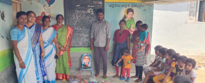 Food parcels are being packed at Anganwadi centers!