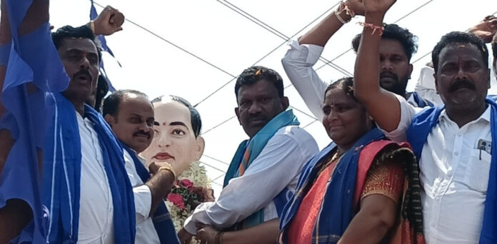 సామాజిక బహిష్కరణకు గురైన జాతిలో పుట్టిన ధ్రువతార అంబేద్కర్