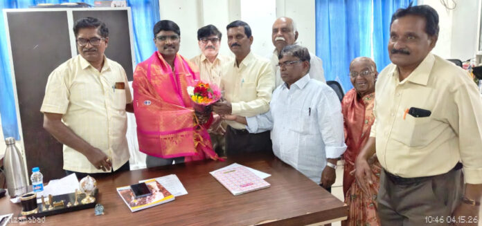 జిజిహెచ్ సూపర్డెంట్ ను కలిసిన ఆల్ పెన్షనర్లు