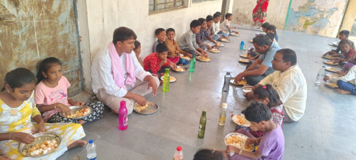 చిన్నారులతో కలిసి భోజనం చేసిన సర్పంచ్