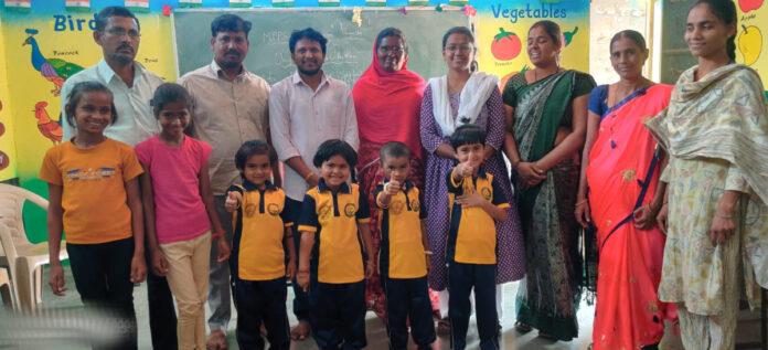 విద్యార్థులకు యూనిఫామ్ లు అందజేత