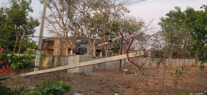 Pillars broken by the strong wind