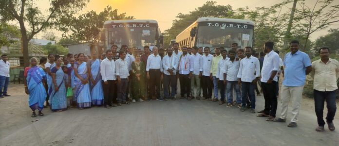 Congress leaders and women gathered in large numbers at the CM's residence