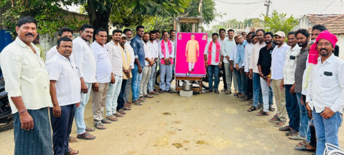Former Manthani MLA Putta Madhu's portrait is anointed with oil