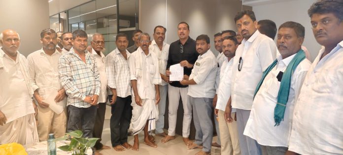 A railway gate or underground railway bridge should be built.