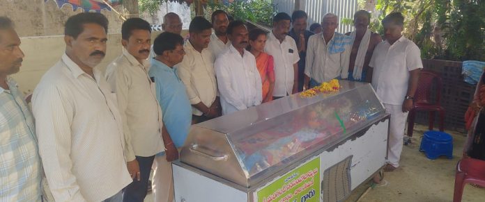 మృతురాలి కుటుంబానికి పరామర్శ