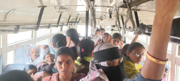 ప్రయాణికులపై దురుసుగా ప్రవర్తించిన మహిళా కండక్టర్