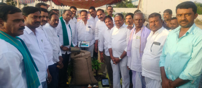 ధర్పల్లిలో వరి కొనుగోలు ప్రారంభించిన ఎమ్మెల్యే