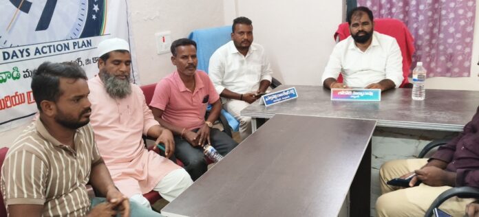 స్మశాన వాటిక నిర్మాణానికి తీసుకున్న డబ్బులు చెల్లించని సర్పంచ్