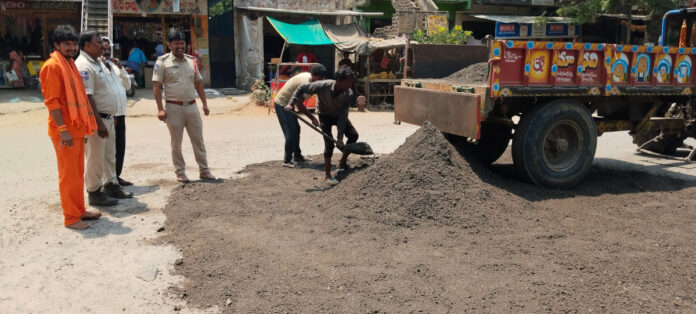 ప్రమాదాల నివారణకు రోడ్డుపై గుంతల పూడ్చివేత