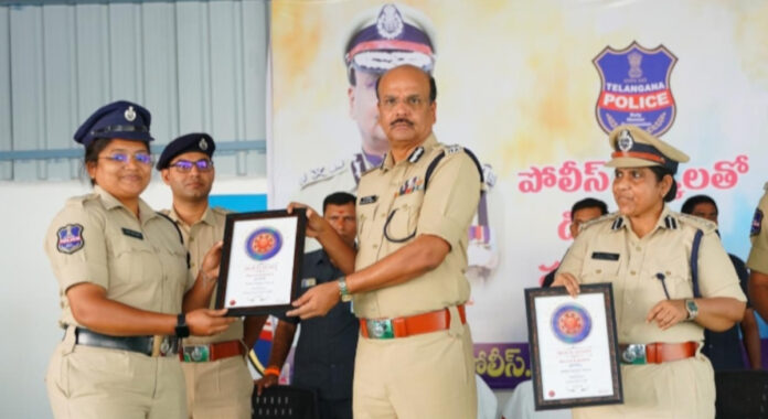 డిజీపీ చేతుల మీదుగా అవార్డ్స్ అందుకున్న మహిళా కానిస్టేబుల్స్