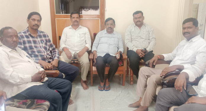 The government should not look down on handloom weavers.