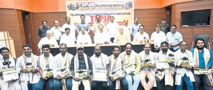 కెమెరా లెన్స్ ఎప్పుడూ బాధితుల పక్షానే ఉండాలి