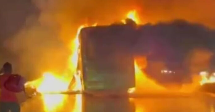 డెకరేషన్ సామగ్రి గోడౌన్లో భారీ అగ్నిప్రమాదం