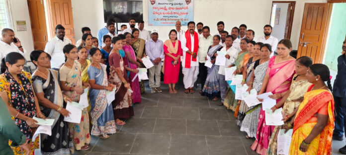 MLA distributes Kalyana Lakshmi cheques