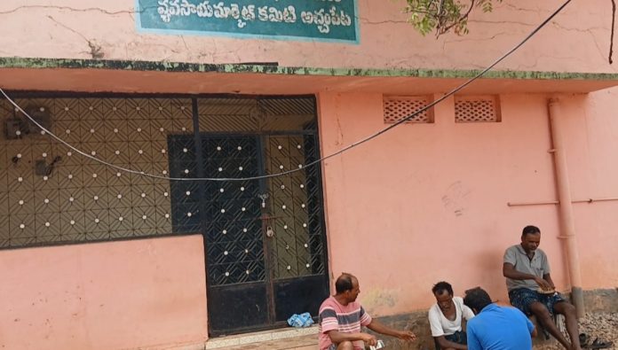 Lock on the rest house.. farmers' plight