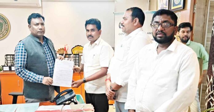 ‘మోడల్’ ఉపాధ్యాయుల సేవా రికార్డులు రక్షించేలా చర్యలు తీసుకోవాలి