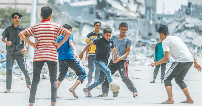 బాంబుల మధ్యే ఫుట్బాల్