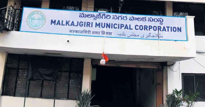 ముడుపులు చెల్లిస్తేనే మ్యుటేషన్..!