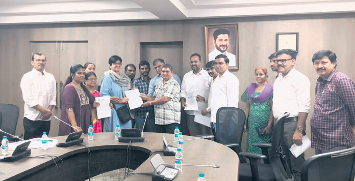 అందరికీ అక్రిడిటేషన్ కార్డులు ఇవ్వాలి