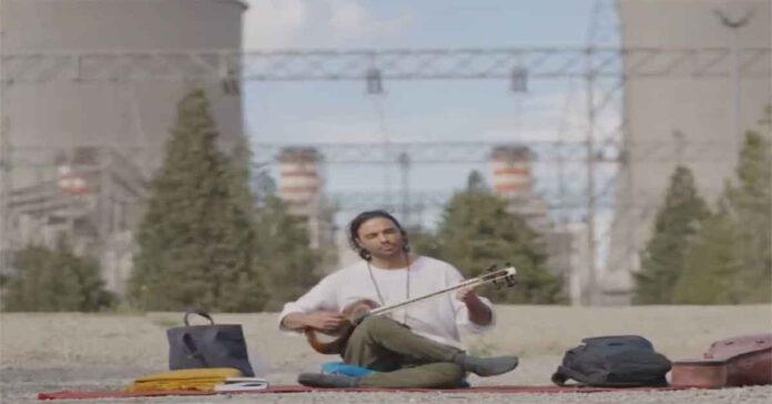 Musician Ali Ghasmari protested in front of an Iranian power plant