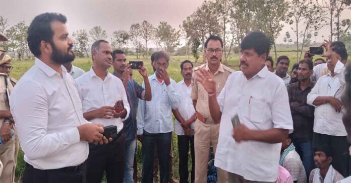 ఫారెస్ట్ ఆఫీసర్లను అడ్డుకున్న బాదంపల్లి గ్రామస్తులు