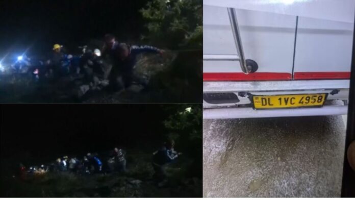 లోయలో పడిన వాహనం.. నలుగురు మృతి