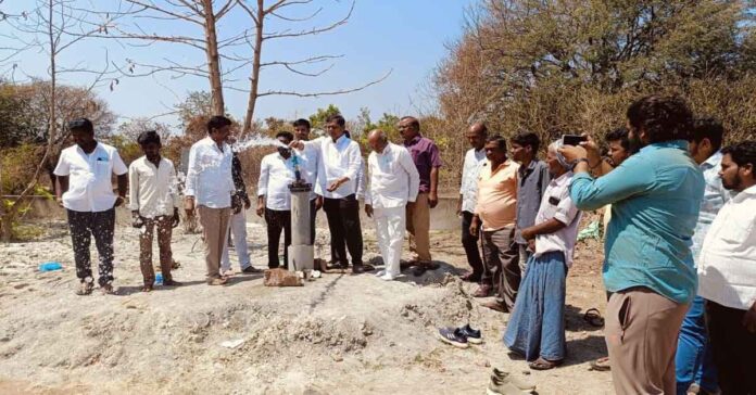 పెద్ద గోపారంలో కొత్త బోరు మోటార్ ఏర్పాటు